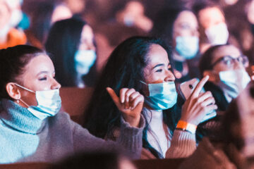 Организаторы просили людей сидеть на своих местах и не снимать маски.