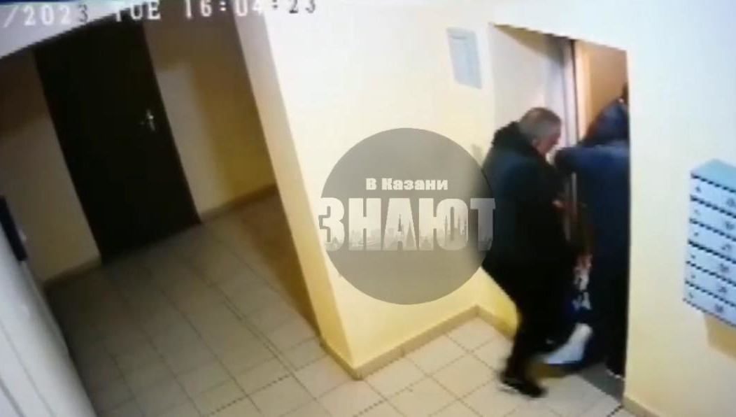 Во время падения один из жильцов сломал позвоночник и ногу.