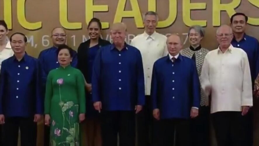 Президенты России и США Владимир Путин и Дональд Трамп обменялись рукопожатиями во время официальной фотосессии на саммите АТЭС во Вьетнаме