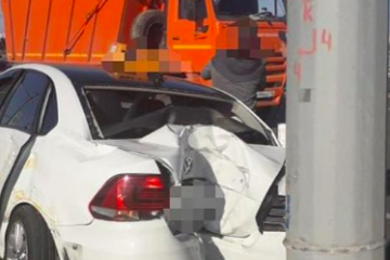 Пассажир и водитель легковушки пострадали.