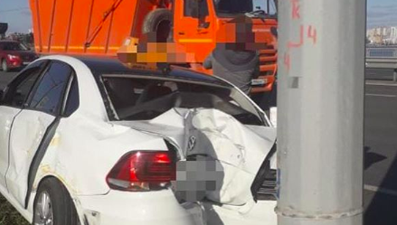 Пассажир и водитель легковушки пострадали.