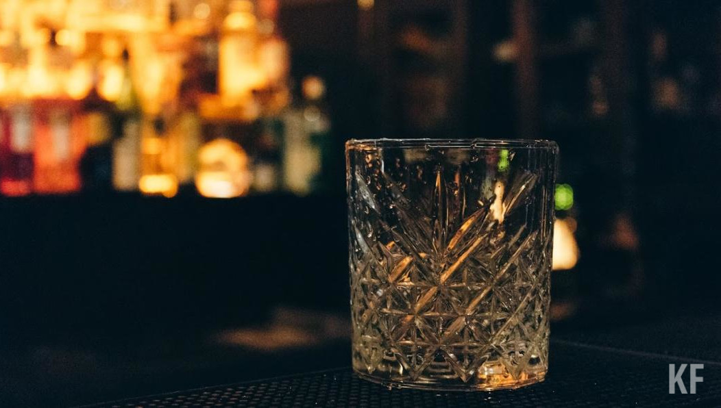 Речь идёт о супругах и друге семьи.