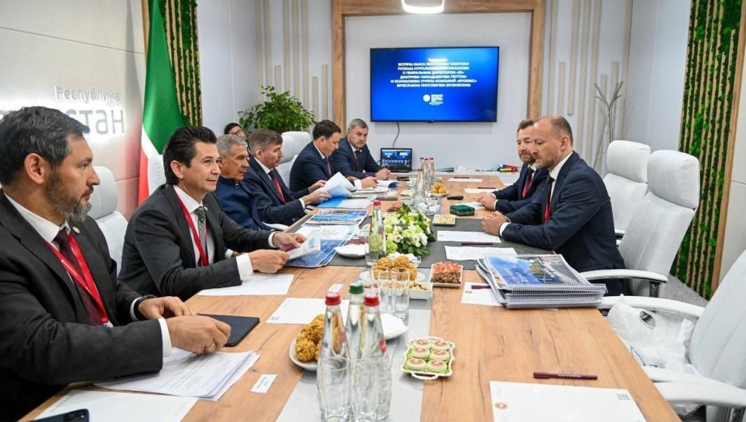 Рустам Минниханов встретился с генеральным директором «R1» Дмитрием Реуттом и основателем группы компаний «БРОЗЭКС» Вячеславом Брозовским.