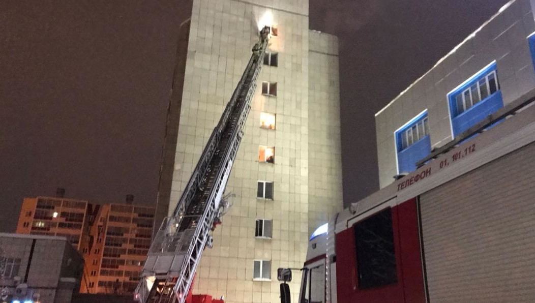 Нетрезвый мужчина закурил