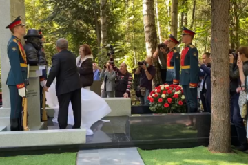 На Химкинском кладбище установили памятник Исхаку Ахмерову и его супруге Хелен Лоури.