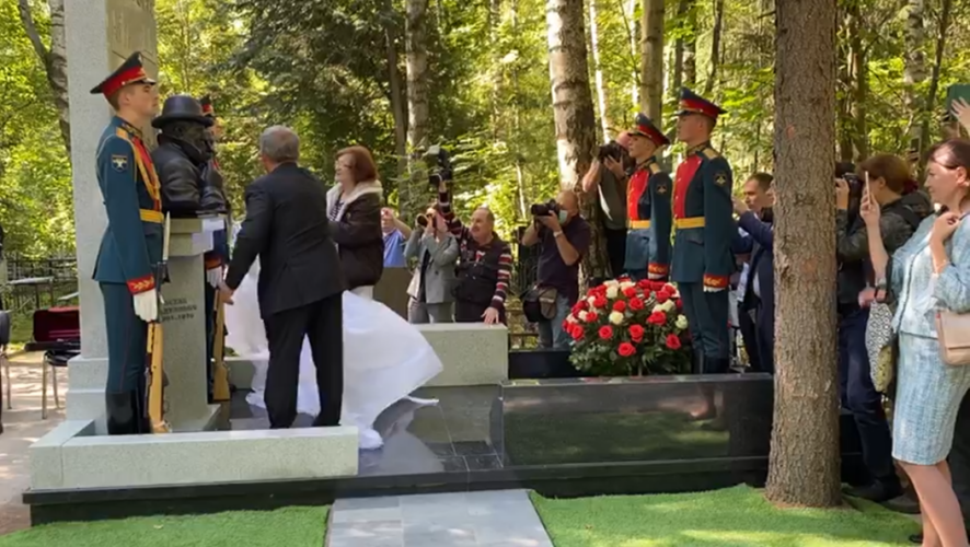 На Химкинском кладбище установили памятник Исхаку Ахмерову и его супруге Хелен Лоури.