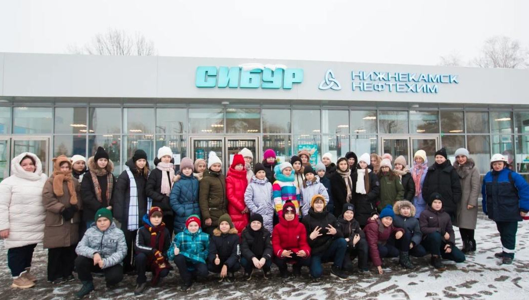 Ребята узнали о роли нефтехимии в жизни человека и историю строительства нефтехимического комбината.