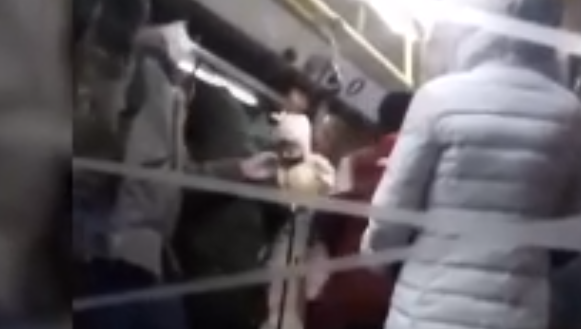 Инцидент в районе остановки «Осиново» попал на видео.