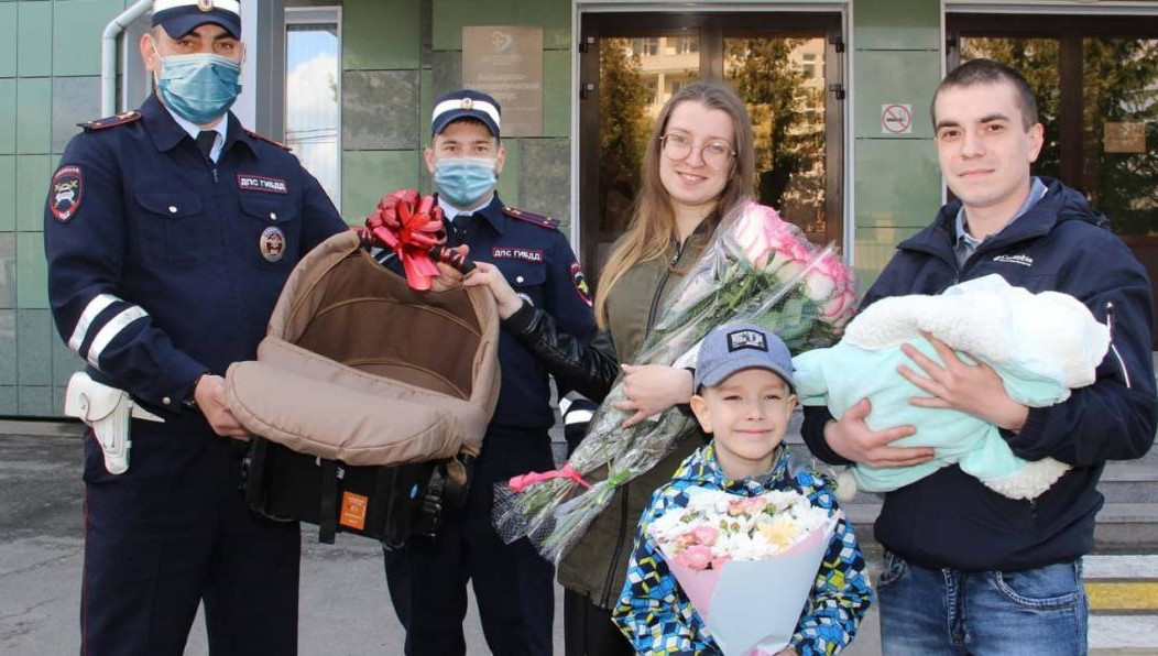 Полицейские поздравили родителей с появлением на свет сына и вручили им автолюльку