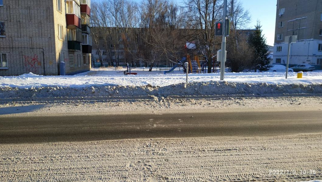 Из-за огромных сугробов падают пенсионеры