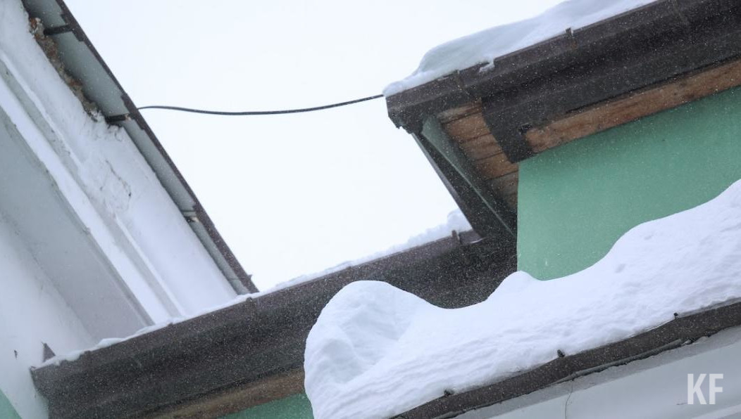 Рабочий убирал снег.