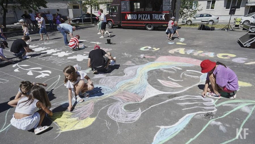 В столице Татарстана прошел первый меловой фестиваль во дворе дома. Художники задали основное направление