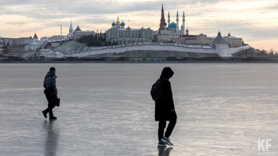 МЧС рекoмендует водителям расширить дистaнцию между машинами.