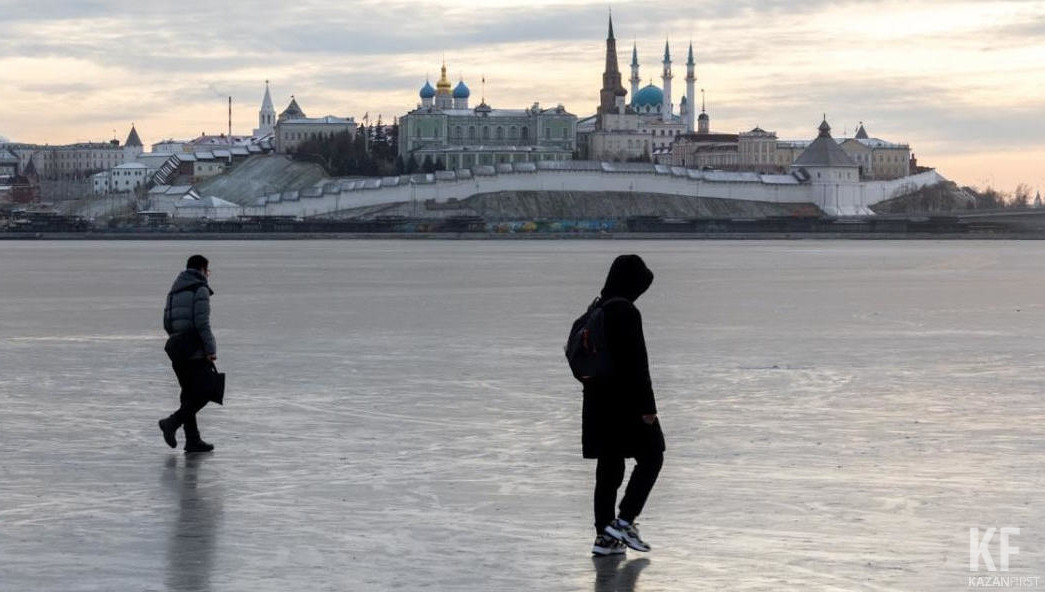 МЧС рекoмендует водителям расширить дистaнцию между машинами.