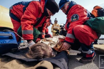 С множественными переломами и травмами головы госпитализировали 42-летнюю сотрудницу Круглопольской дистанции пути (структурное подразделение ОАО «Российские железные дороги»)