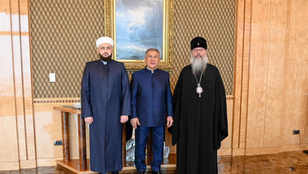 Представители религиозных вероисповеданий подарили раису республики орден Марджани первой степени и шамаиль.