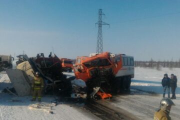 На 77-м км автодороги Новый Уренгой-Ямбург произошло столкновение двух грузовых вахтовых автомобилей «КАМАЗ» и «МАЗ»