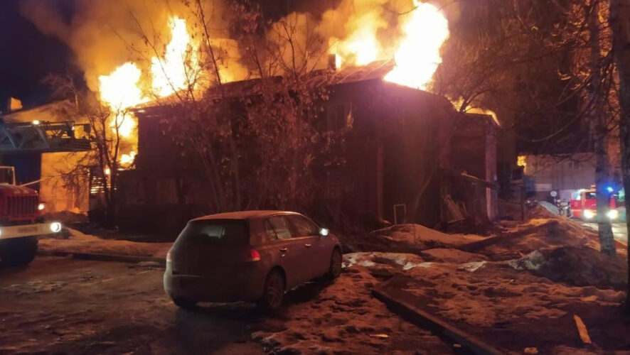 Огонь объял 181 квадратный метр.