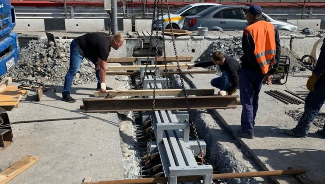 Движение транспорта организовали по верховому пролету по одной полосе в каждом направлении.