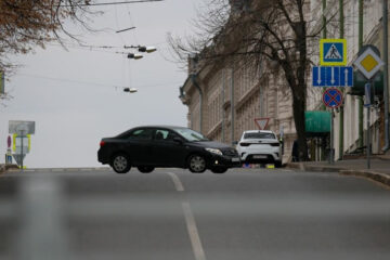 Автомобиль въехал в припаркованный на обочине «УАЗ» и машину Peugeot
