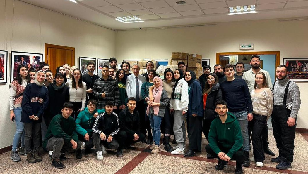 В холле учреждения множество коробок и из-за огромного количества вещей сотрудники консульства обратились за помощью к волонтерам-студентам.