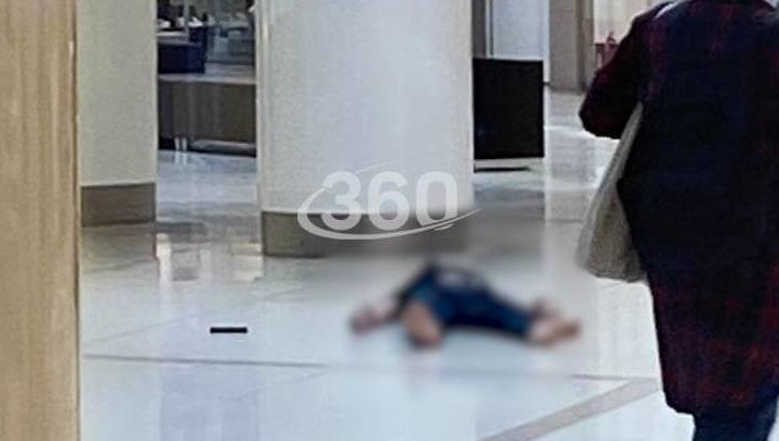 Мужчина умер в скорой помощи.