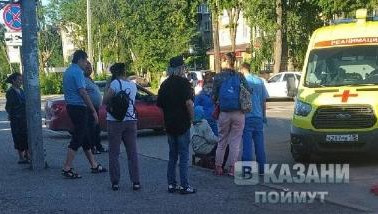 Водитель не заметил женщину позади транспорта.