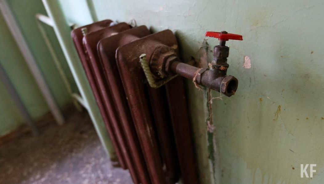 Основными проблемами в сфере коммунальных услуг являются изношенные системы теплоснабжения.