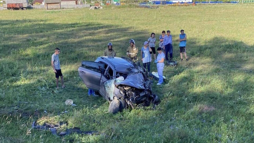 Легковой автомобиль столкнулся с грузовиком.