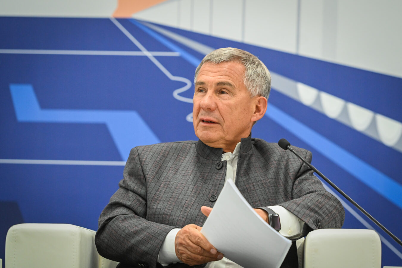 что магазины не смогут успевать отвечать спросу населения и поэтому сейчас властям нужно позаботиться о подготовке рабочих рук.