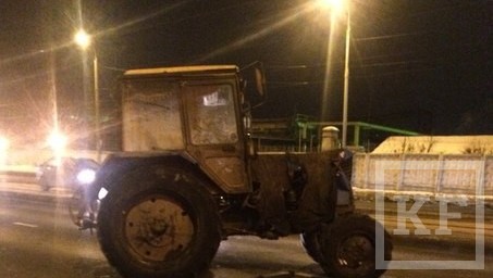 Погоню за трактором со стрельбой устроили сотрудники ГИБДД около 22 часов на выезде из поселка Высокая Гора 3 декабря