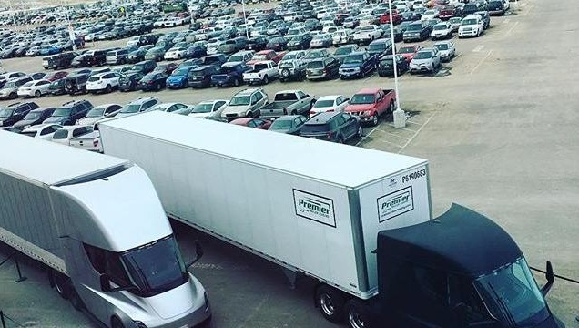Впервые доставку груза с помощью беспилотных грузовиков осуществила Tesla Semi. Об этом в своем Instagram рассказал основатель компания Tesla Илон Маск.