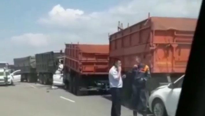 Три человека были госпитализированы с травмами.