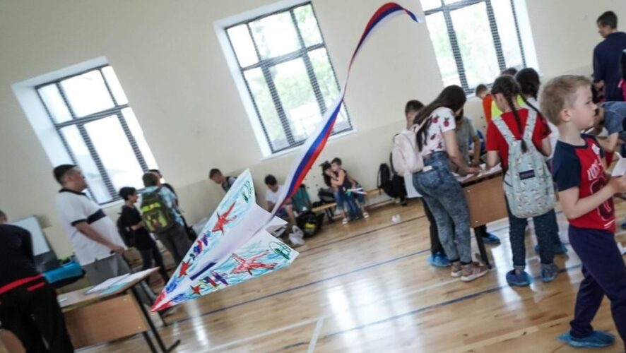 В Казани для российских школьников устроили турнир по дальности запуску самодельных самолетов.