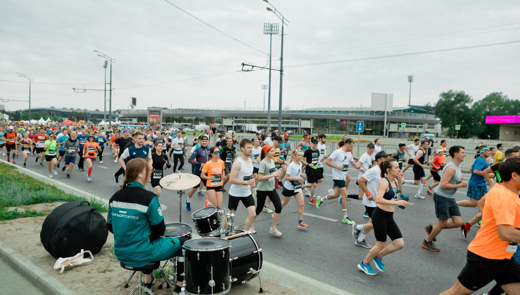 На старте бегунов поддерживала и задавала настроение девушка за ударными в спецодежде сотрудников предприятия.