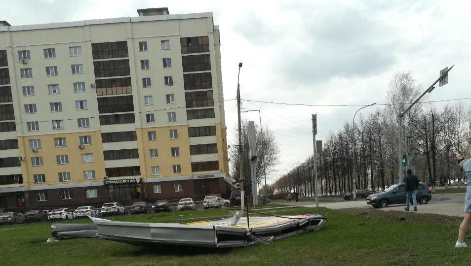 А на городской бане оборвалась обшивка здания.