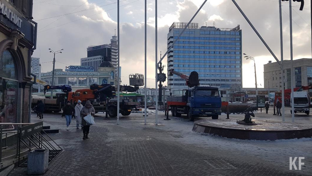 На улице уже стоит каркас украшений.