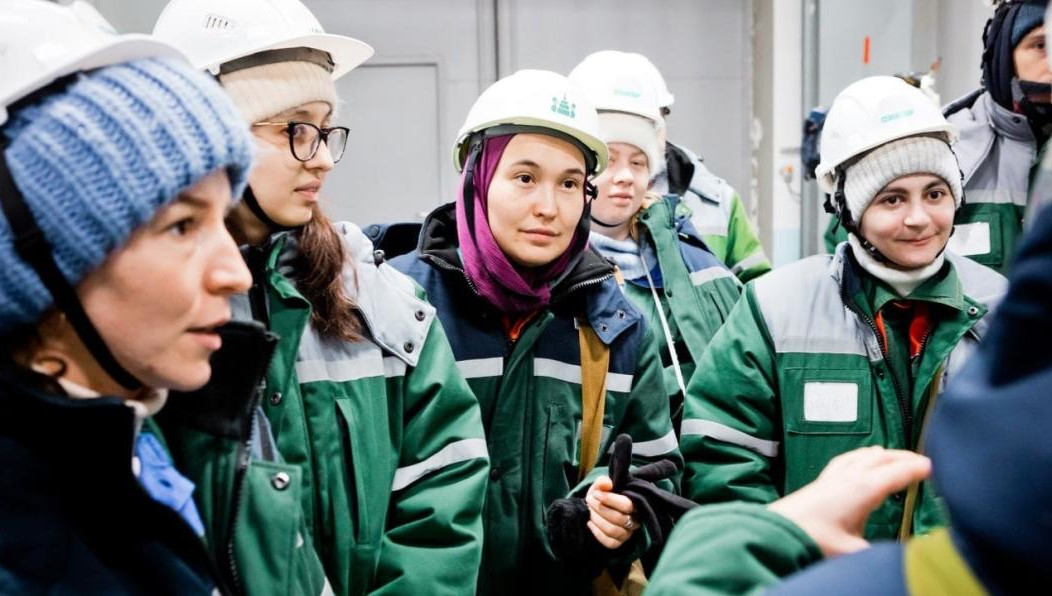 Гости предприятия смогли своими глазами увидеть непрерывный производственный процесс и всю красоту ночной подсветки промышленных объектов.