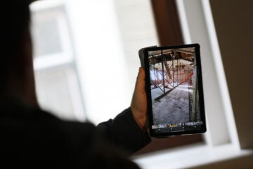 Воровка дает показания полиции.