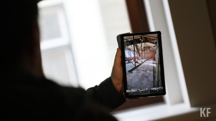 Воровка дает показания полиции.