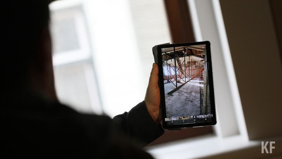 Воровка дает показания полиции.