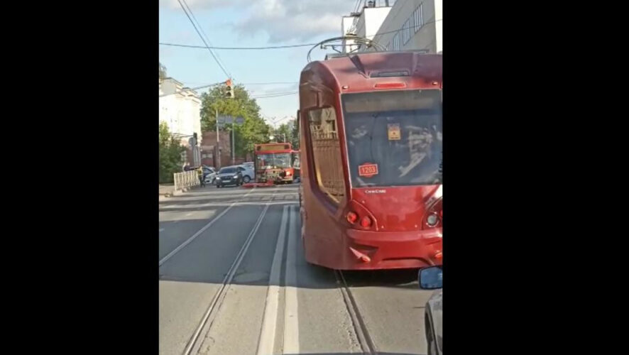 Транспорт выехал на встречную полосу.