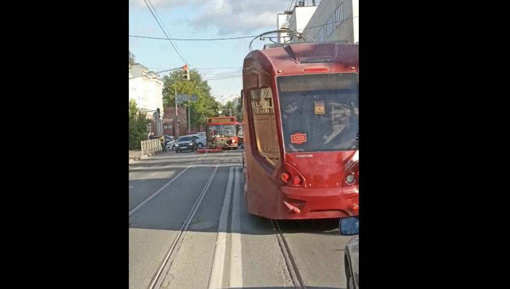 Транспорт выехал на встречную полосу.