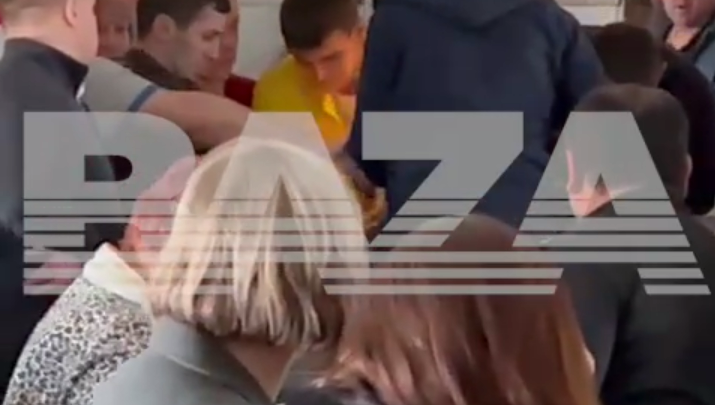 Теперь желающего покинуть борт ждет медосвидетельствование.