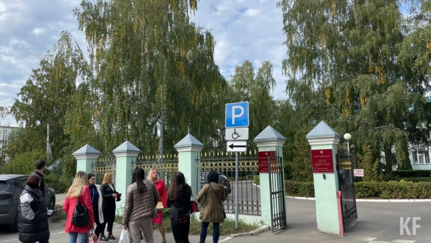 Всех сотрудников и посетителей суда попросили покинуть территорию здания.