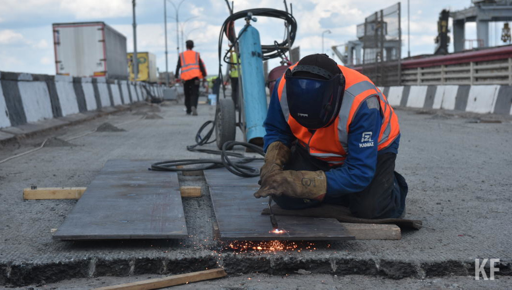 Работы ведутся в две смены.