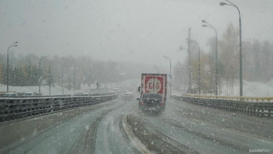 Такие погодные условия представляют серьезную опасность всем участникам дорожного движения.
