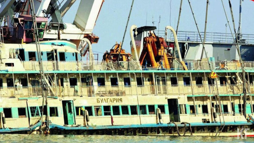 Погибли 122 человека.