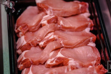 Причина падения цен в разгар сезона - увеличение производства свинины и курицы.