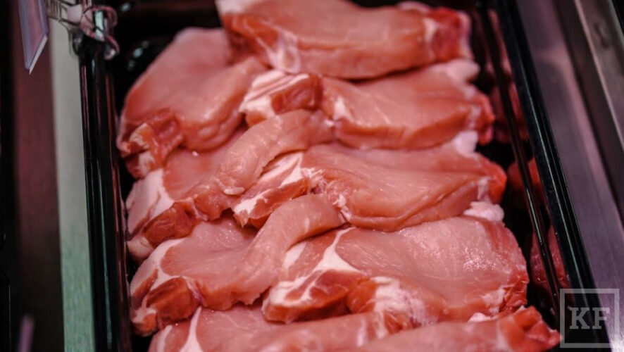 Причина падения цен в разгар сезона - увеличение производства свинины и курицы.